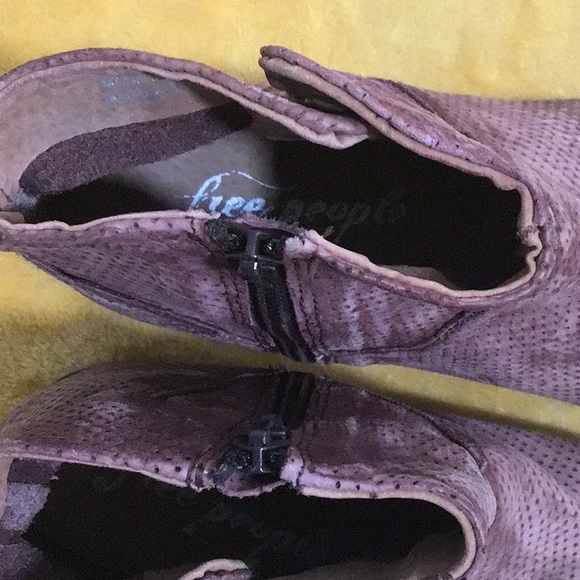 π FREE PEOPLE Pin Dot Distressed Leather Ankle Boots 5β Shaft Height Low Heel - Picture 8 of 11